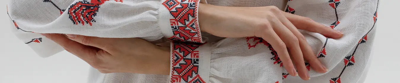 Контакти Вишитий одяг для усієї родини 7698