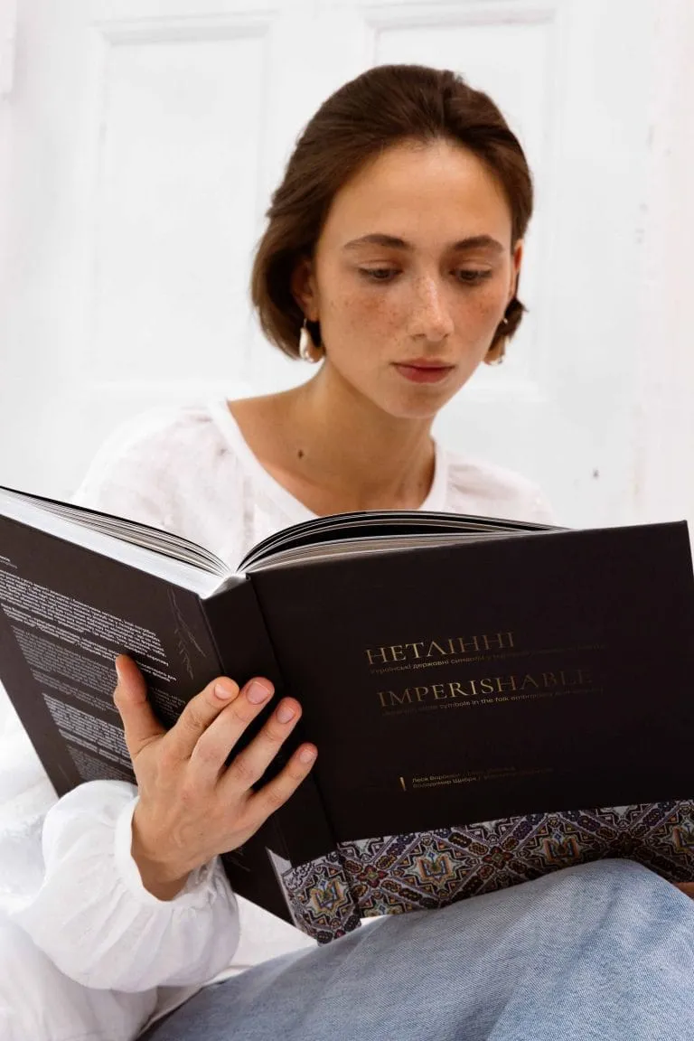 Книга «Нетлінні. Українські державні символи у народній вишивці та ткацтві» Вишитий одяг для усієї родини 23013