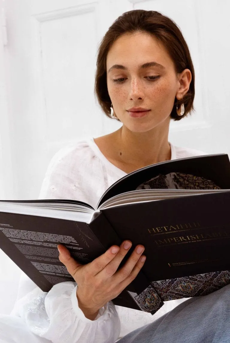 Книга «Нетлінні. Українські державні символи у народній вишивці та ткацтві» Вишитий одяг для усієї родини 23014