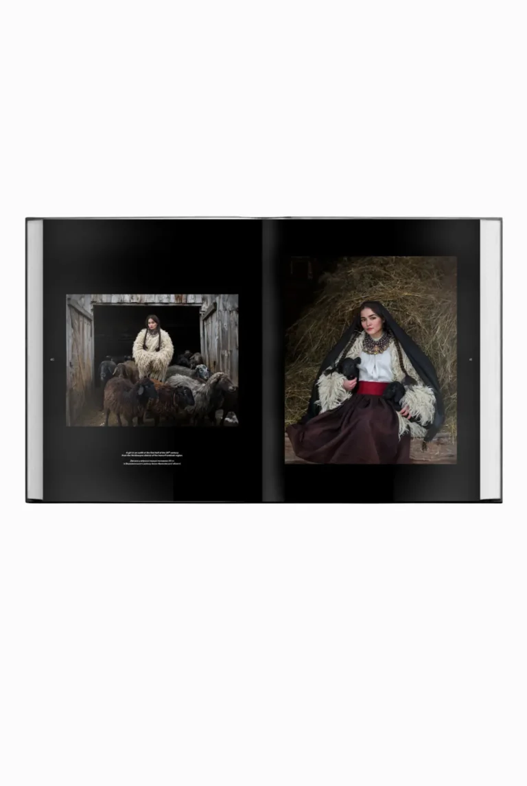 Книга Ukrainian Folk Fashion Вишитий одяг для усієї родини 33267