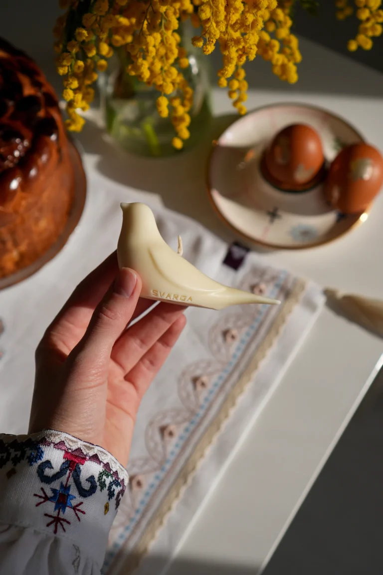 Свічка воскова Ластівка молочна Вишитий одяг для усієї родини 37981