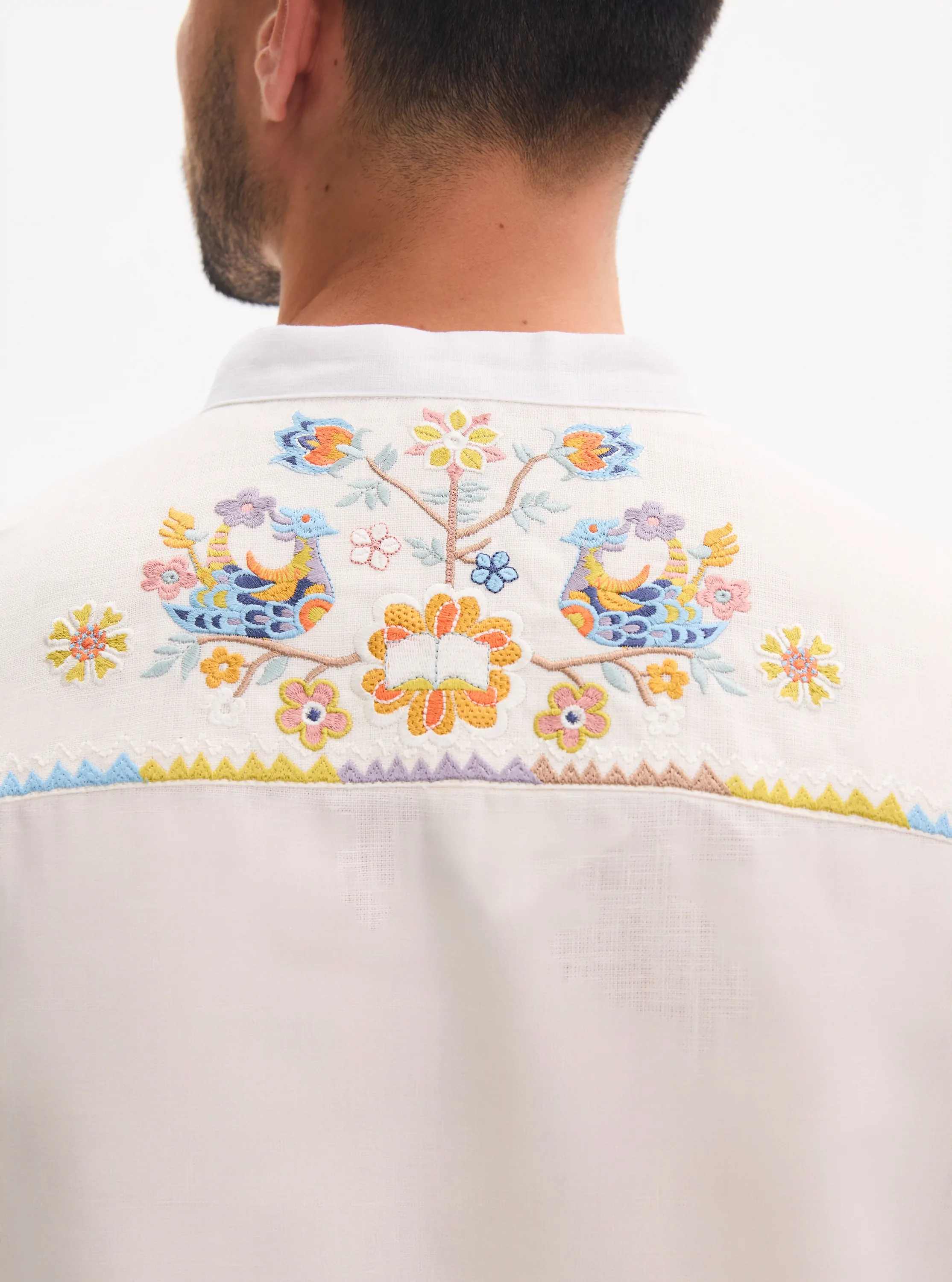 <p>Вишиванка “<span style="font-weight: 400;">Дерево знання: відродження</span>”</p>
