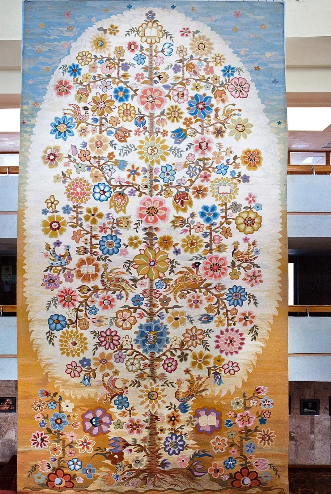 <p style="text-align: right;">Гобелен «Древо знання»,<br />
Леоніда Товстухи</p>
